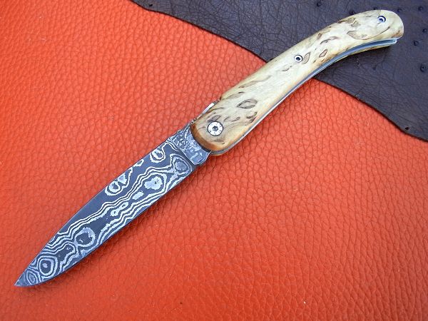 Couteau Lou paloumayre manche en bouleau madré avec lame en damas forgé.