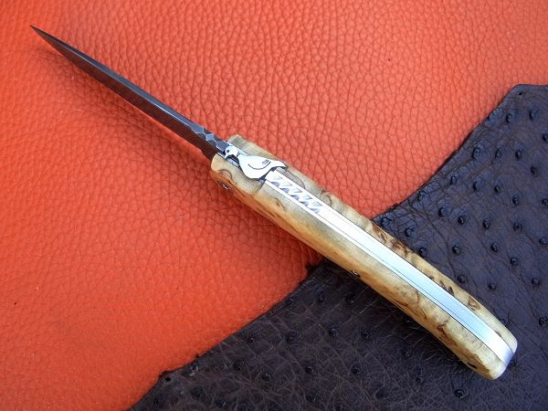 Couteau Lou paloumayre manche en bouleau madré avec lame en damas forgé.