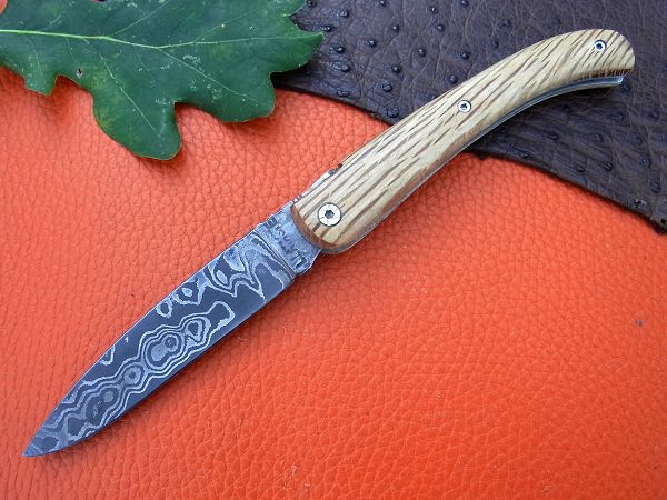 Couteau Lou paloumayre manche en chêne avec lame en damas forgé.