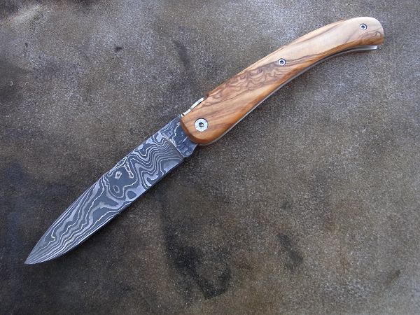 Couteau LOU PALOUMAYRE pièce unique, manche en olivier avec une lame en damas forgé