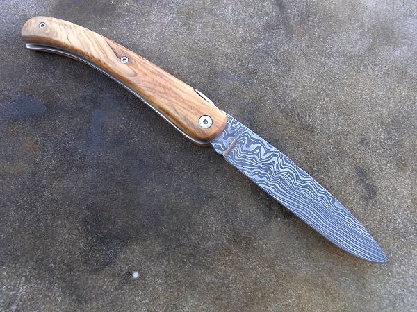 Couteau LOU PALOUMAYRE pièce unique, manche en olivier avec une lame en damas forgé.