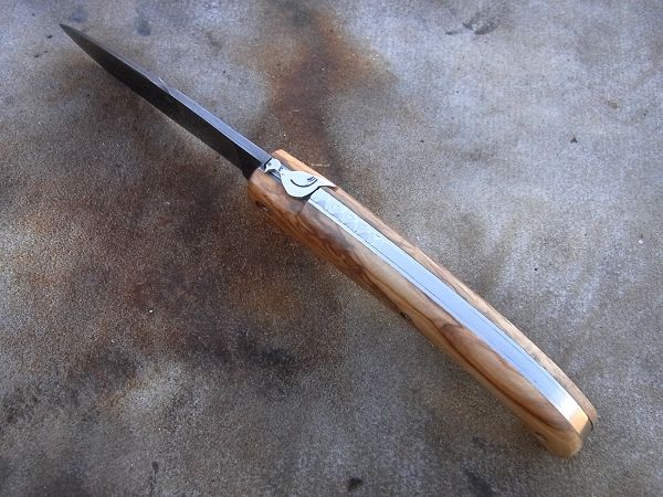 Couteau LOU PALOUMAYRE pièce unique, manche en olivier avec une lame en damas forgé.