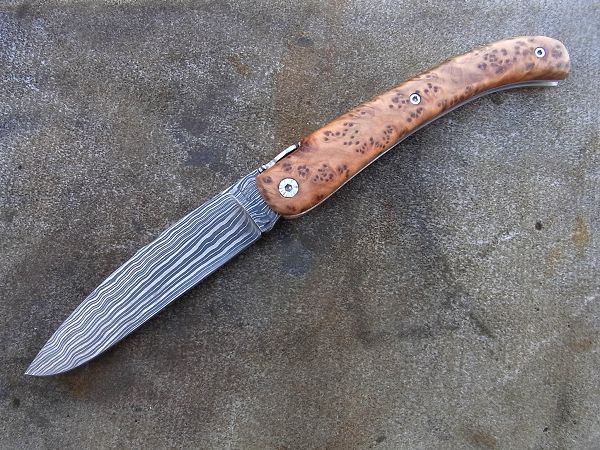 Couteau LOU PALOUMAYRE pièce unique, manche en racine de thuya avec une lame en damas forgé