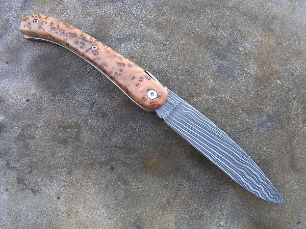 Couteau LOU PALOUMAYRE pièce unique, manche en racine de thuya avec une lame en damas forgé