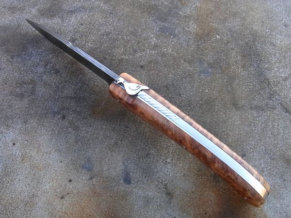 Couteau LOU PALOUMAYRE pièce unique, manche en racine de thuya avec une lame en damas forgé